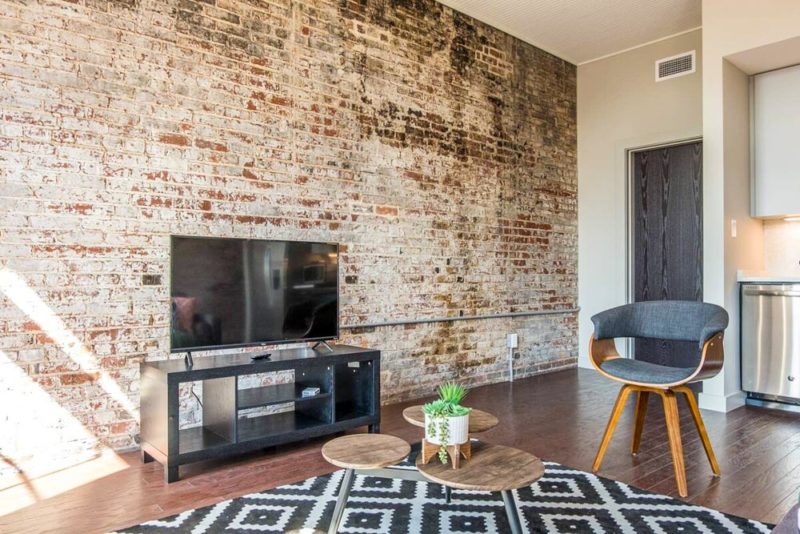Louisville Airbnbs and Vacation Homes: Fashionable Downtown Apartment