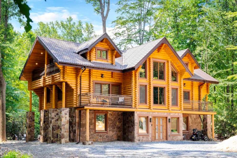 Best Airbnbs in the Poconos, Pennsylvania: Luxury Log Cabin on Creek