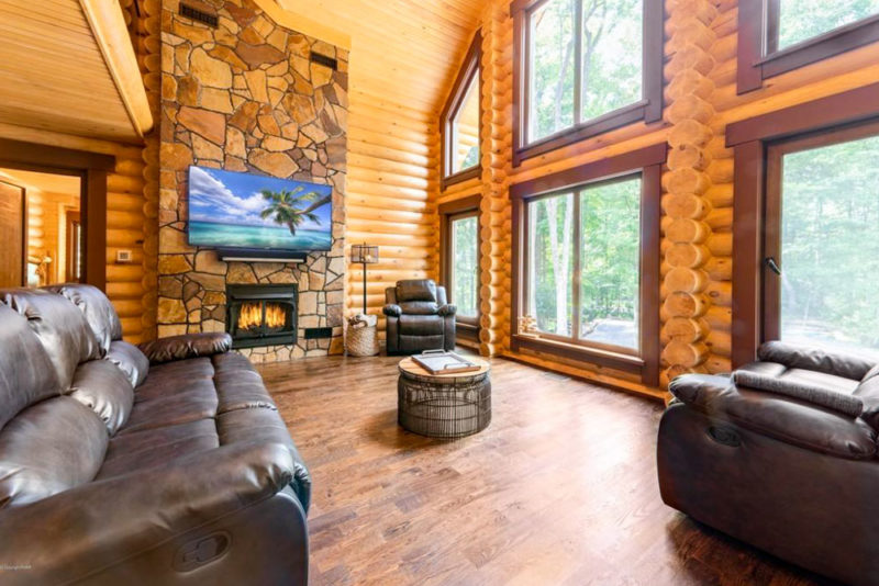 Cool Airbnbs in the Pocono Mountains, Pennsylvania: Luxury Log Cabin