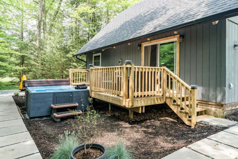 The Poconos Airbnbs and Vacation Homes: Cute Chalet with Hot Tub