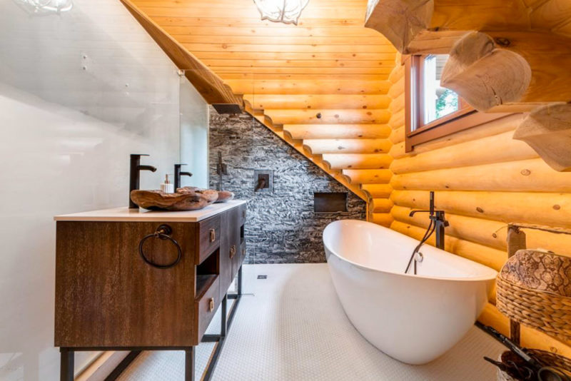 Unique Airbnbs in the Pocono Mountains, Pennsylvania: Luxury Log Cabin