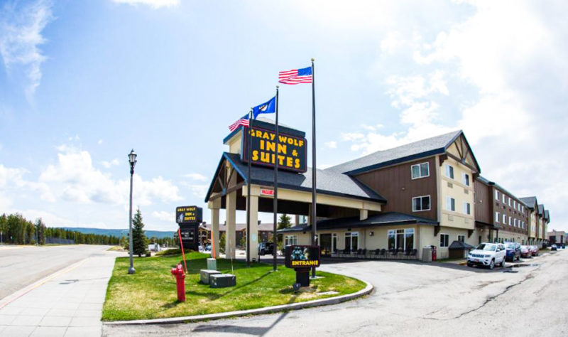 Closest Hotels to Yellowstone National Park: Gray Wolf Inn & Suites