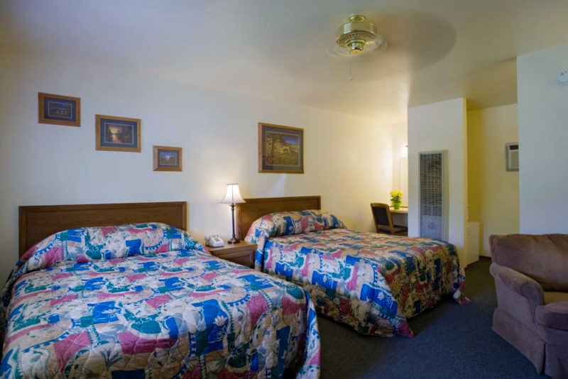 Hotels Close to Sequoia National Park: Lazy J Ranch Motel