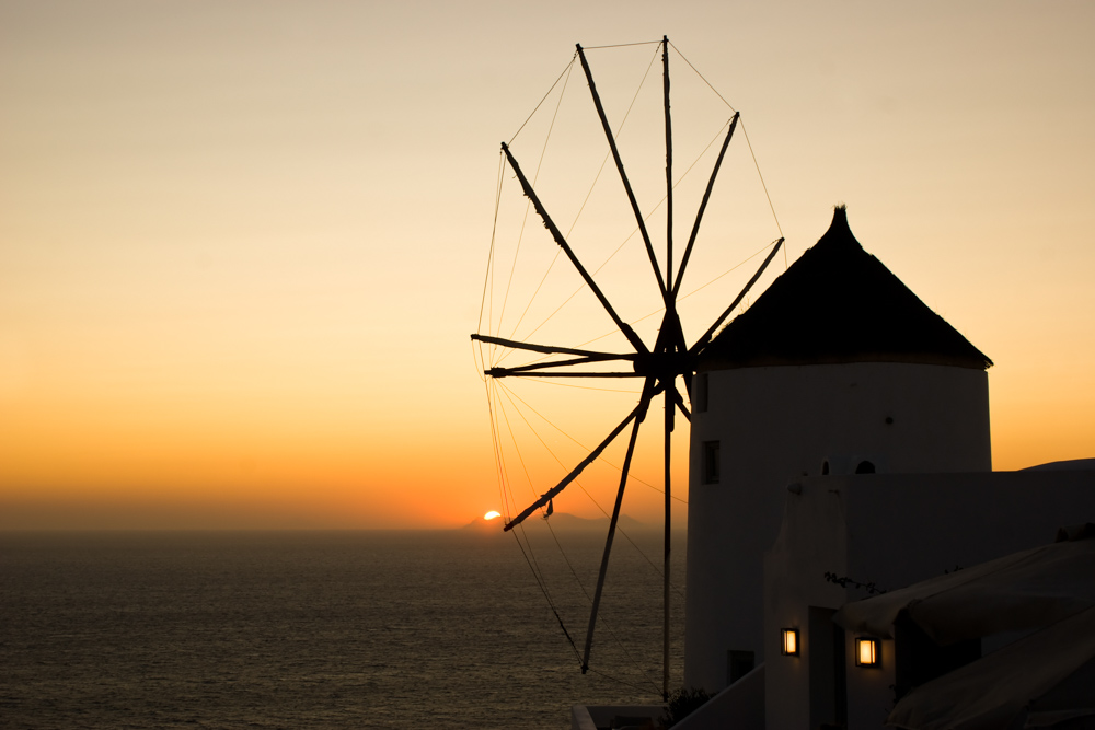 Cool Things to do in Greece: Sunsets in Santorini
