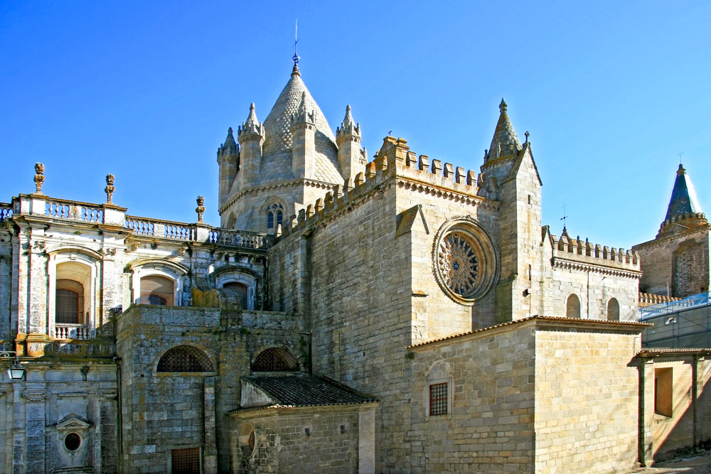 What to do in Portugal: Ancient ruins at Évora