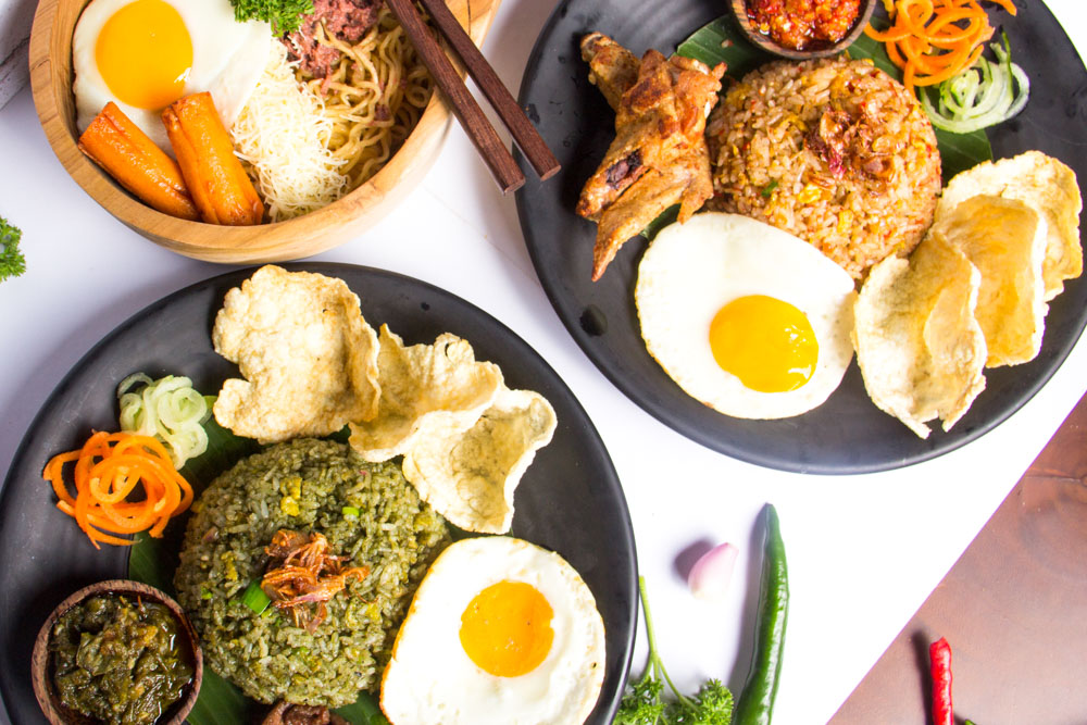 Local Foods to try in Indonesia: Nasi goreng & mie goreng