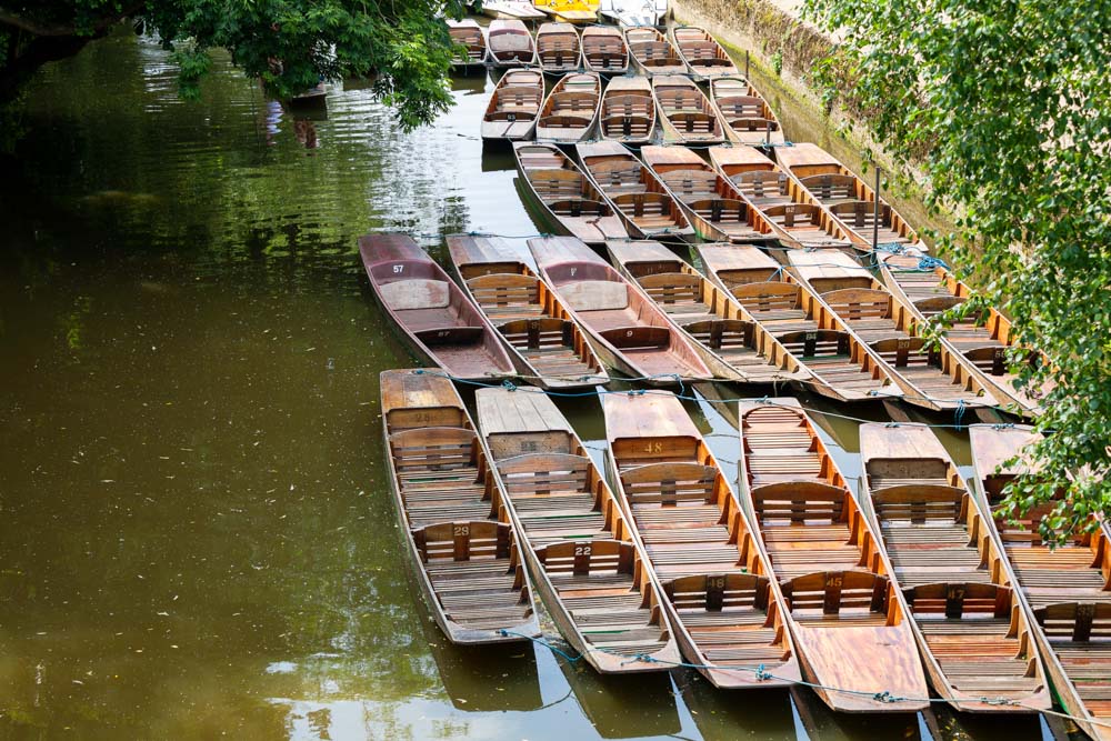 Unique Things to do in England: Punting along the River Thames in Oxford