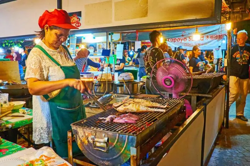 הדברים הטובים ביותר לעשות בקראבי, תאילנד: Krabi Walking Street Market