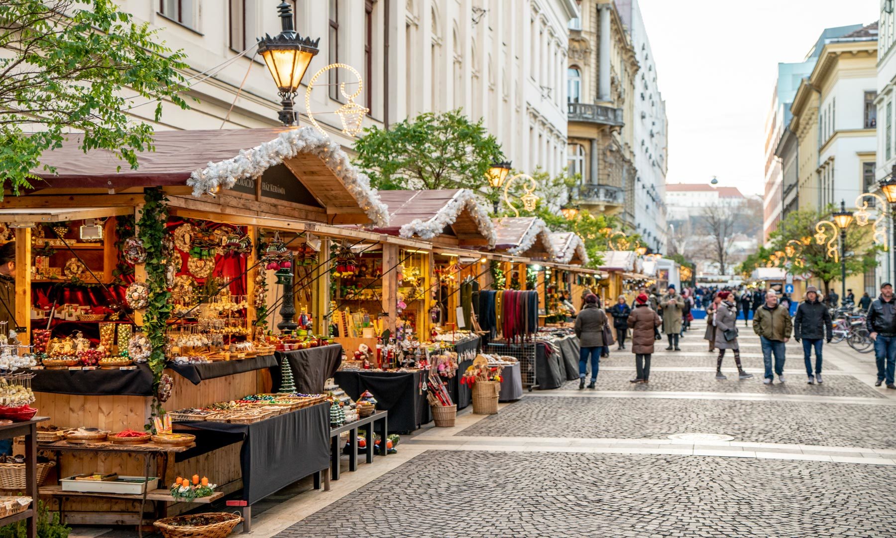 The Best Christmas Markets In Budapest Hungary Header 1800x1080 