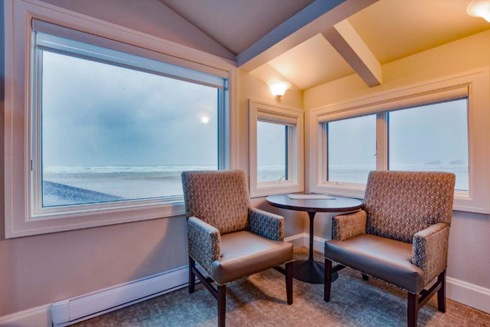Where to stay in Cannon Beach Oregon: The Waves Cannon Beach