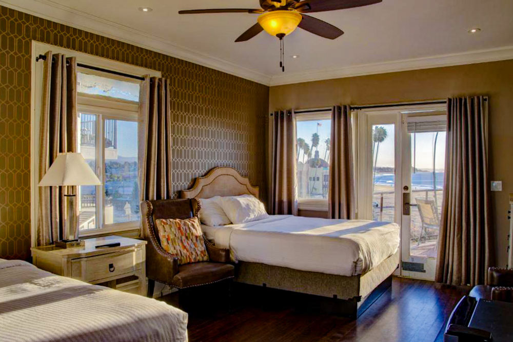 Best Santa Cruz Hotels: Casablanca Inn on The Beach
