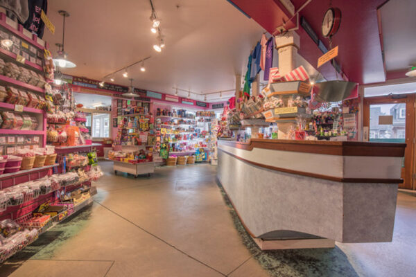 Cool Things To Do In Cannon Beach Oregon Bruces Candy Kitchen 600x400 