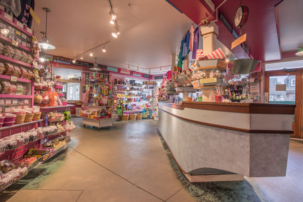 Cool Things to do in Cannon Beach, OR: Bruce's Candy Kitchen