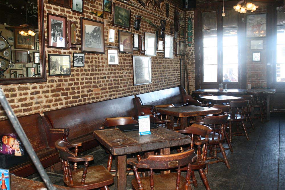 Cool Things to do in Mississippi: Under-the-Hill Saloon