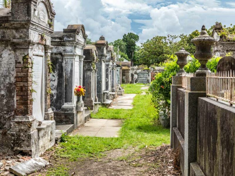 New Orleans Tours to Book: Cemetery Tour in St. Louis Cemetery