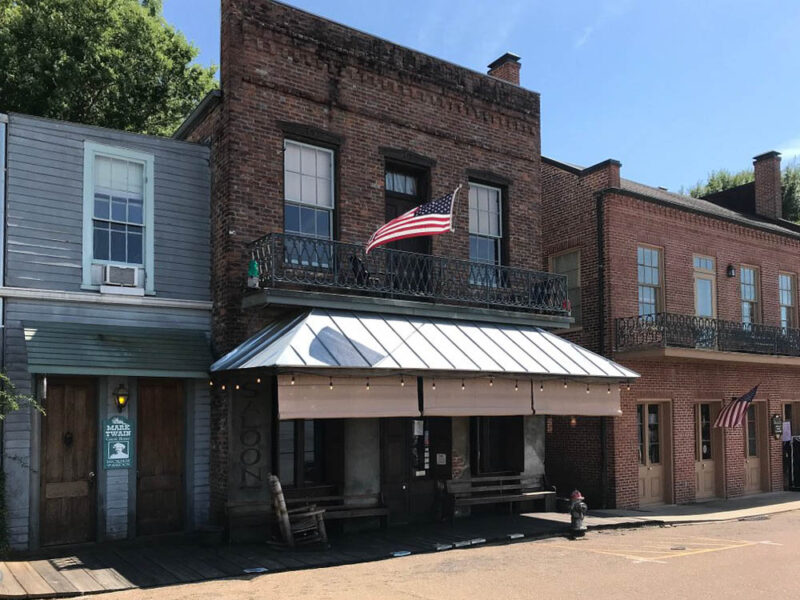 Unique Things to do in Mississippi: Under-the-Hill Saloon
