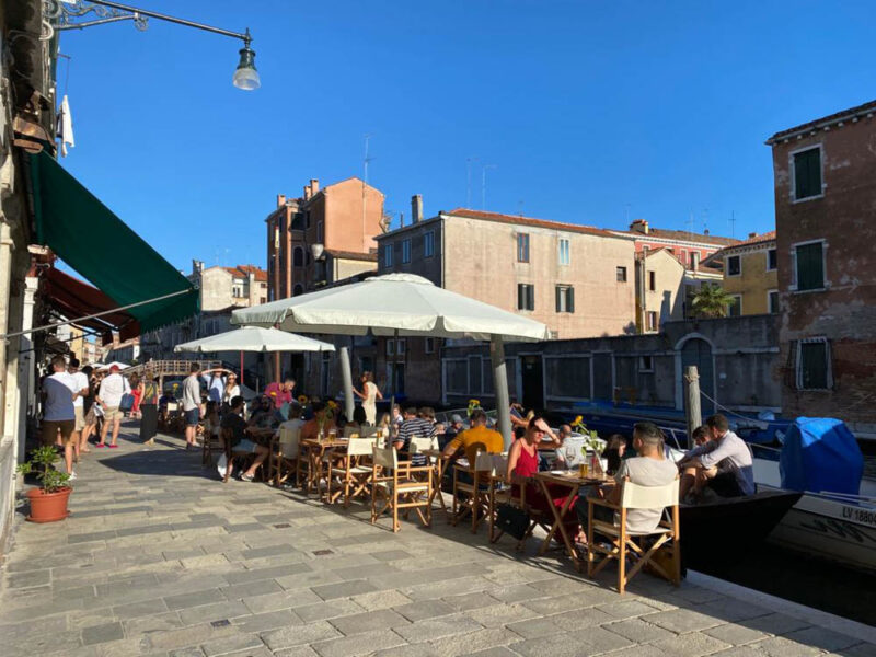 Must Visit Canalside Bars in Venice: Al Timon Bragozzo
