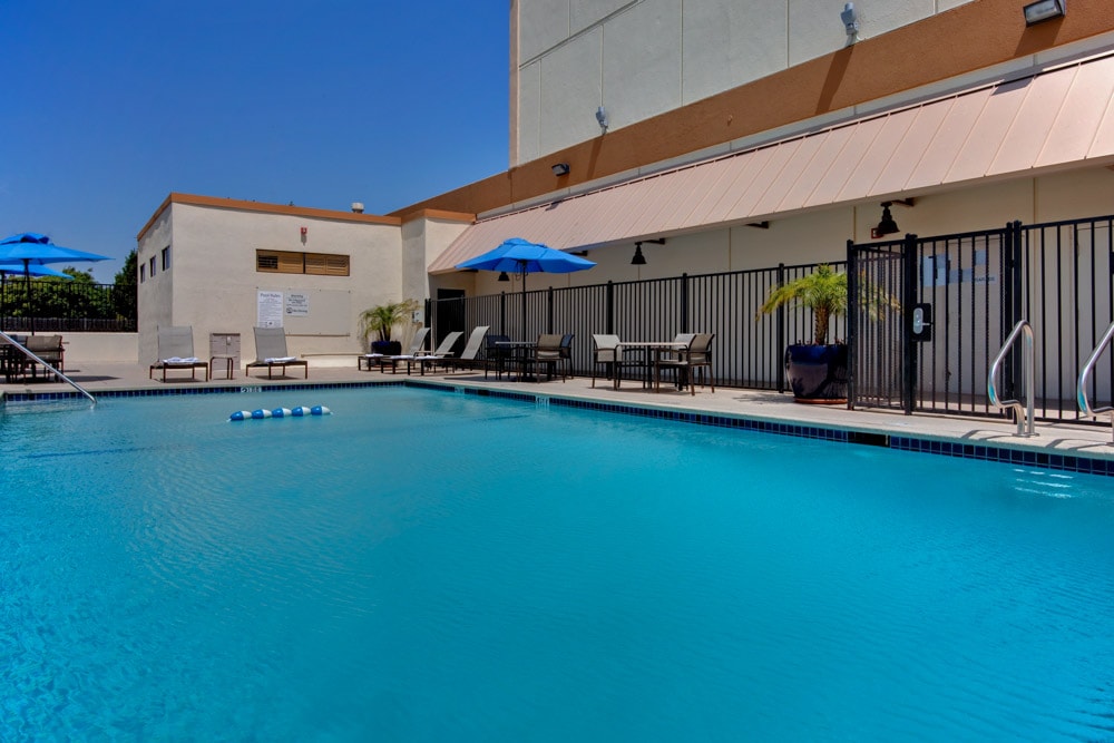 Cool Hotels Near SoFi Stadium: Holiday Inn Los Angeles - LAX Airport