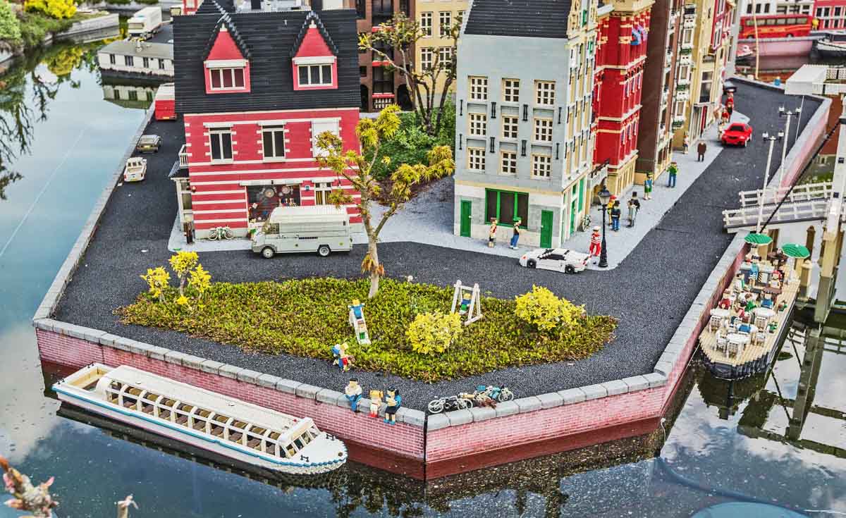 Cool Things to do in Orlando in March: Orlando Brick Convention