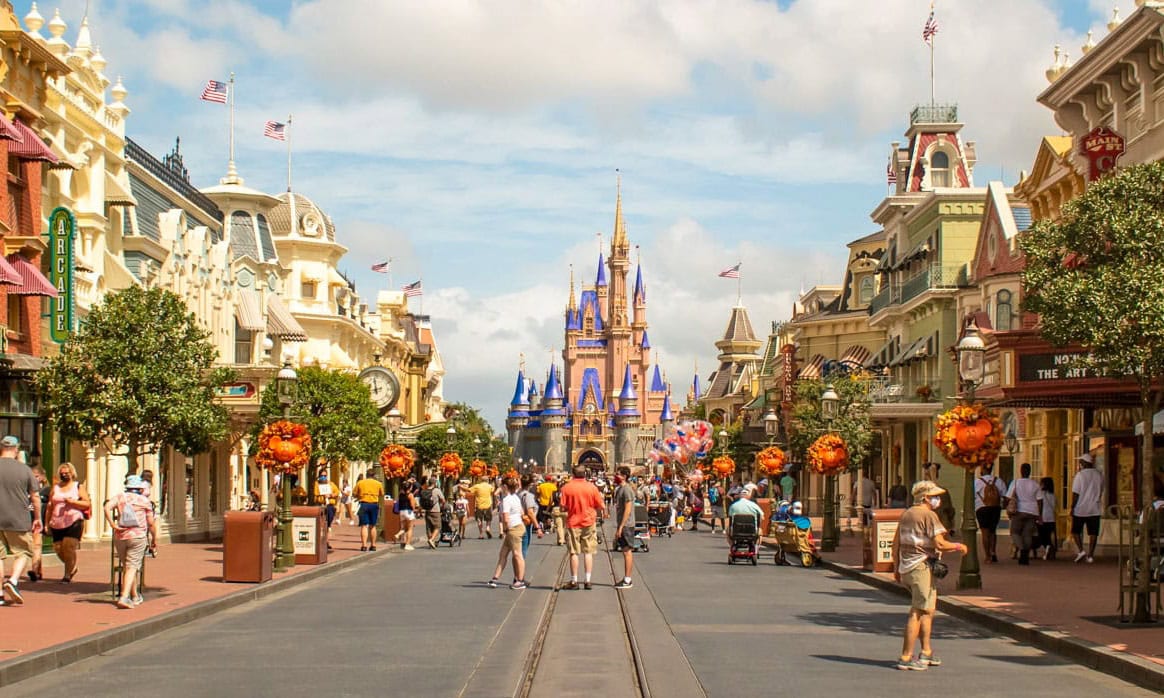 The 12 Best Bars and Lounges In and Around US Theme Parks
